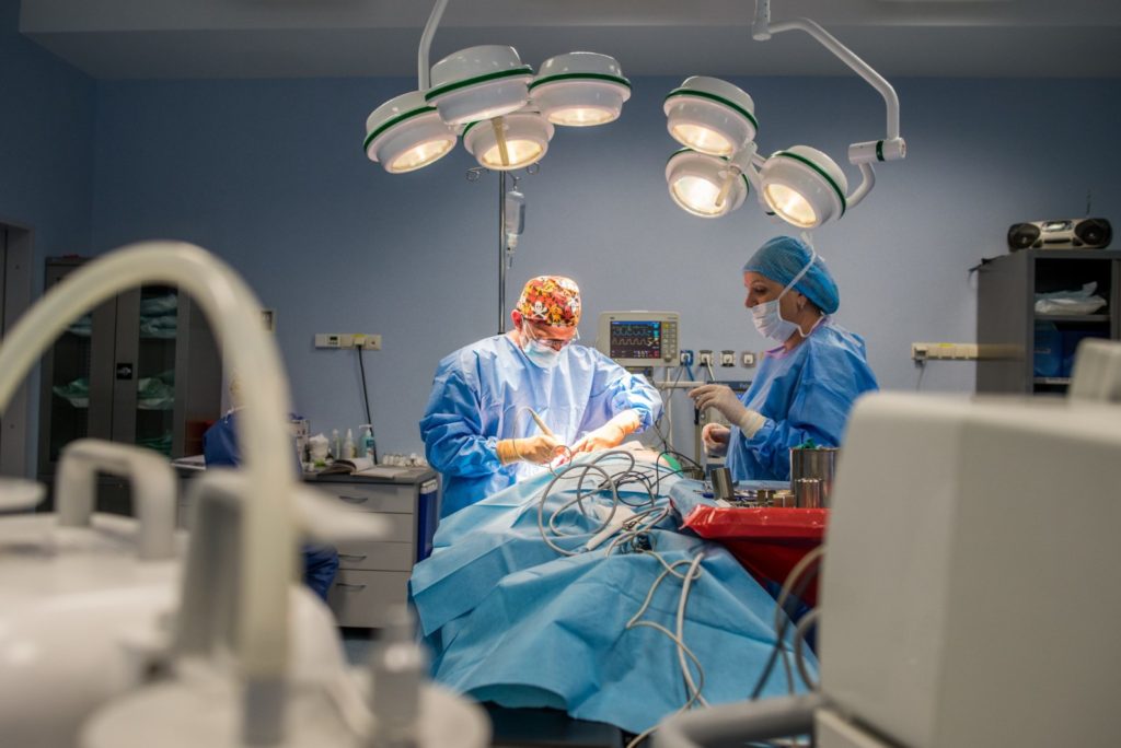 dr Jasnowski podczas zabiegu operacyjnego