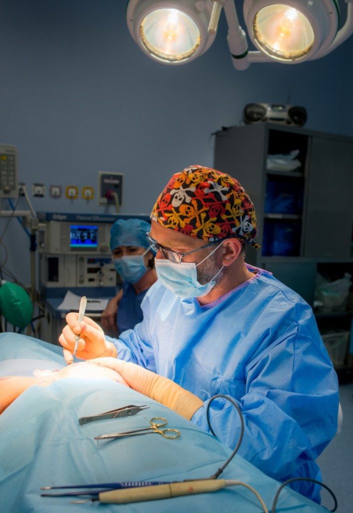 dr Jasnowski podczas zabiegu chirurgicznego